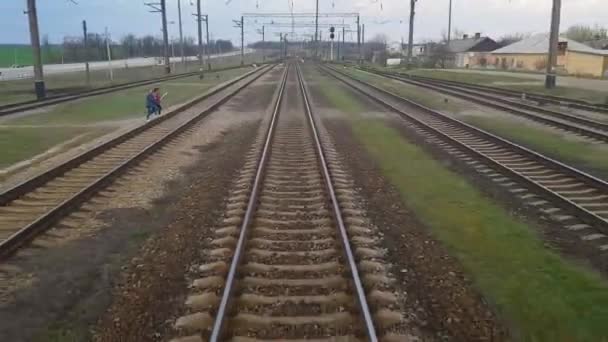 Ruch Pociągu Widok Przez Okno Ostatniego Wagonu Kolejowego Wokół Zielonej — Wideo stockowe