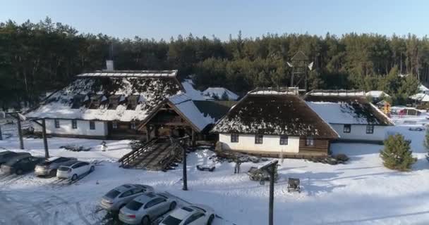 冬天在森林附近的餐馆 冬季在森林附近的娱乐中心 从上方俯瞰森林的美丽小屋 — 图库视频影像