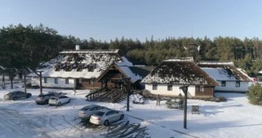 Kışın ormanın yakınındaki restoran. Kışın ormanın yakınındaki dinlenme merkezi. Orman manzaralı güzel bir kır evi..