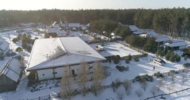 Kışın ormanın yakınındaki restoran. Kışın ormanın yakınındaki dinlenme merkezi. Orman manzaralı güzel bir kır evi..