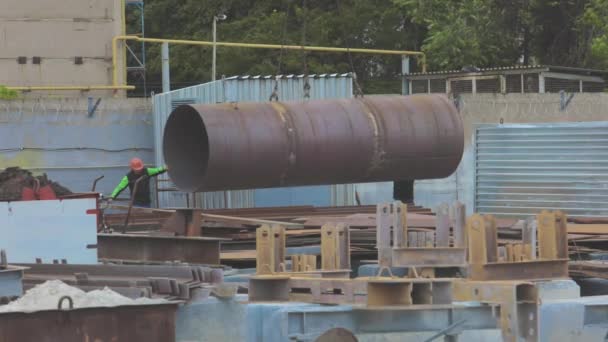 Grande Tubo Metallico Trasportato Una Gru Industria Metallurgica Lavorare Una — Video Stock