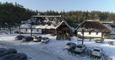 Kışın ormanın yakınındaki restoran. Kışın ormanın yakınındaki dinlenme merkezi. Orman manzaralı güzel bir kır evi..