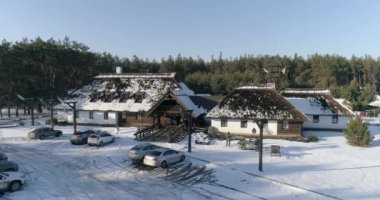 Kışın ormanın yakınındaki restoran. Kışın ormanın yakınındaki dinlenme merkezi. Orman manzaralı güzel bir kır evi..