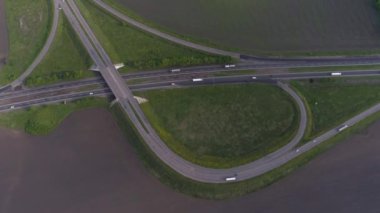 Otobanda bir taşıt kavşağı. Arabaları olan büyük bir yol, güzel havalarda manzaralı. Arabalar şehrin dışındaki otoyol boyunca gider..