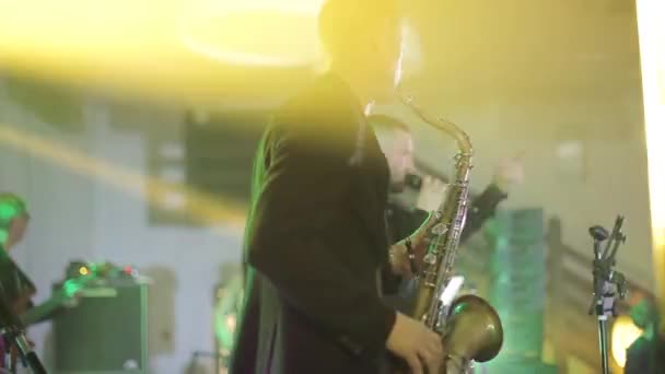 Musician Plays Saxophone Sxophonist Plays Saxophone Band Saxophonist Stage — Stock Video