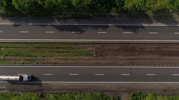 卡车在高速公路上行驶 塞尔胡的观点 汽车沿着高速公路行驶 俯瞰全景 公路上的汽车交通 — 图库视频影像