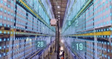 Depoda modern bir forklift. Modern teknolojilerin görselleştirilmesi. Grafikleri olan modern bir depoda forklift..