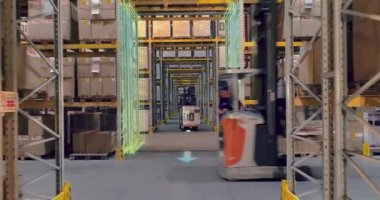 Depoda modern bir forklift. Modern teknolojilerin görselleştirilmesi. Grafikleri olan modern bir depoda forklift..