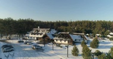 Kışın ormanın yakınındaki restoran. Kışın ormanın yakınındaki dinlenme merkezi. Orman manzaralı güzel bir kır evi..