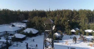 Kışın ormanın yakınındaki restoran. Kışın ormanın yakınındaki dinlenme merkezi. Orman manzaralı güzel bir kır evi..