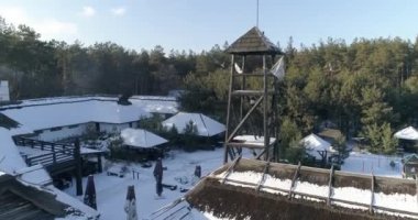 Kışın ormanın yakınındaki restoran. Kışın ormanın yakınındaki dinlenme merkezi. Orman manzaralı güzel bir kır evi..