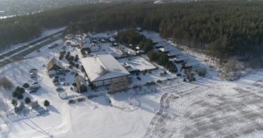 Kışın ormanın yakınındaki restoran. Kışın ormanın yakınındaki dinlenme merkezi. Orman manzaralı güzel bir kır evi..