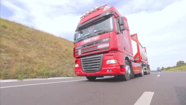 Czerwona Ciężarówka Jedzie Autostradą Grupa Ciężarówek Jedzie Wzdłuż Autostrady Nowoczesne — Wideo stockowe