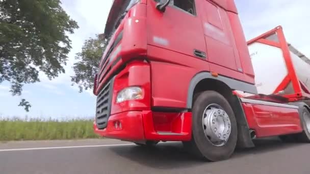 Camião Vermelho Está Conduzir Pela Auto Estrada Grupo Caminhões Está — Vídeo de Stock