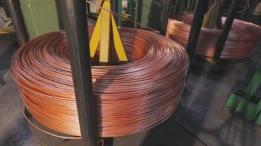Modern kablo üretimi, kablo fabrikası. Modern bir fabrikada bakır kablo üretim süreci.