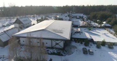 Kışın ormanın yakınındaki restoran. Kışın ormanın yakınındaki dinlenme merkezi. Orman manzaralı güzel bir kır evi..