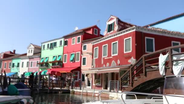 Βενετία Νησί Μπρούνο Πολύχρωμα Σπίτια Κατά Μήκος Των Καναλιών Του — Αρχείο Βίντεο