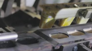 Waffle fincanı yapıyorum. Dondurma için gofret kabı üretimi. Waffle fincanı yakın plan.