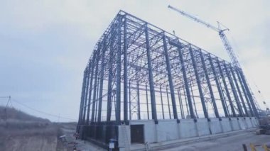 Endüstriyel bir binanın metal iskeleti. Bir sanayi binasının inşaatı. Fabrika için büyük bir depo inşaatı.