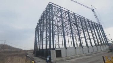 Endüstriyel bir binanın metal iskeleti. Bir sanayi binasının inşaatı. Fabrika için büyük bir depo inşaatı.