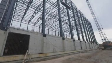 Endüstriyel bir binanın metal iskeleti. Bir sanayi binasının inşaatı. Fabrika için büyük bir depo inşaatı.