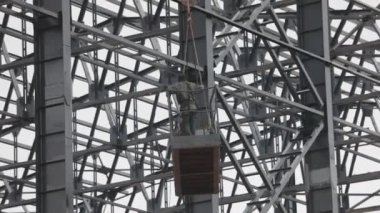 İşçiler metal yapılar boyuyor. İnşaat işi. Endüstriyel dış görünüş. İnşaatçılar binanın metal yapısını un ufak ediyorlar..