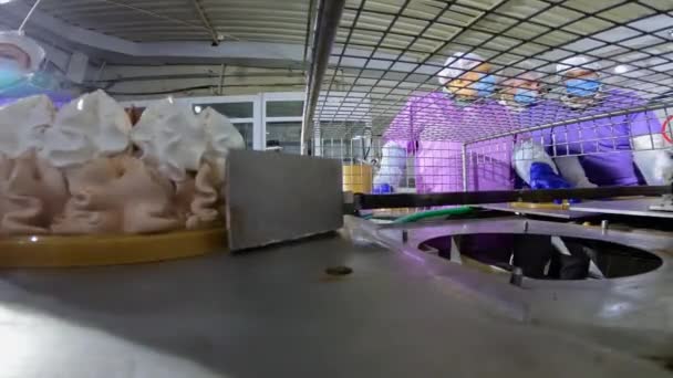 Egy Torta Készítésének Folyamata Egy Szállítószalagon Modern Édességgyár Automatizált Szállítószalag — Stock videók