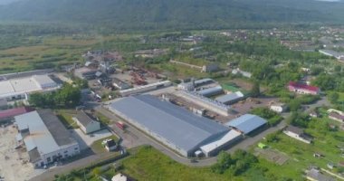 Modern fabrika manzaralı. Yeni bir modern mobilya fabrikasının üzerinde bir uçuş. Mobilya fabrikası üst görünümü.