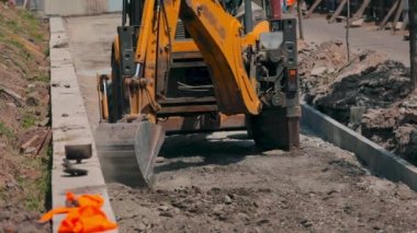 Traktör inşaat işi yapıyor. Traktör dünya işi yapıyor. Çekici peyzaj kentsel alan.