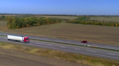 Nakliye aracı. Kamyon güneşli havada otoyol boyunca sürer. Kamyon modern bir yolda gidiyor. Pistte kamyon var