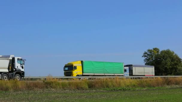 天気の良い日にはトラックが高速道路を走る トラックは近代的な道路に乗っている 線路の上のトラック — ストック動画