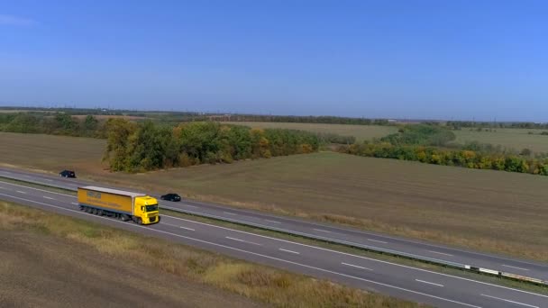 Transport Towarowy Ciężarówka Jedzie Wzdłuż Autostrady Słoneczną Pogodę Ciężarówka Jedzie — Wideo stockowe