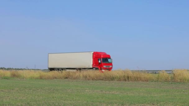 Ciężarówka Jedzie Wzdłuż Autostrady Słoneczną Pogodę Ciężarówka Jedzie Nowoczesną Drogą — Wideo stockowe