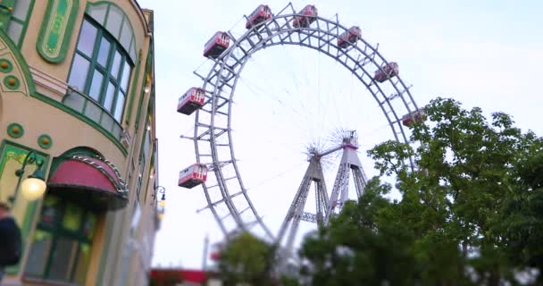 Grande Roue Contre Ciel Belle Roue Ferris Dans Ville Européenne — Video