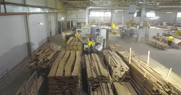 İnsanlar dükkanda çalışıyor. Mobilya tahtaları için atölye çalışması. Endüstriyel iç mekan. Mobilya üretim atölyesi.