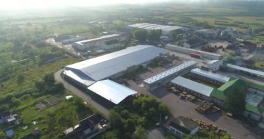 Fabrikada bitmiş ürünlerle dolu büyük bir depo. Fabrikada kutularla dolu bir depo. Büyük bir depodaki bir forklift kutuları taşır..