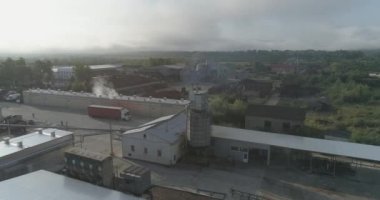 Kazan boruları. Fabrika kazanı. Fabrikadaki kazan dairesinde uçuyor. Ahşap fabrikasında modern bir kazan dairesi..