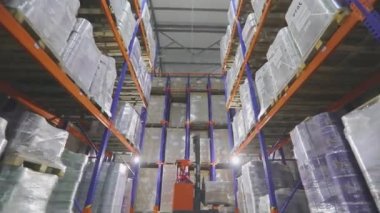 Forklift fabrikanın deposundan geçiyor. Modern depo. Fabrikada büyük bir depo. Depo çalışması.