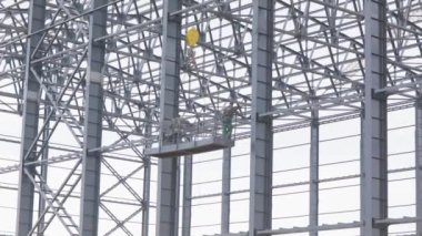 Endüstriyel bir binanın metal iskeleti. Bir sanayi binasının inşaatı. Fabrika için büyük bir depo inşaatı.