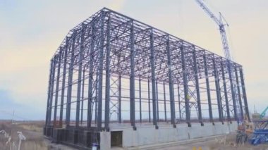 Endüstriyel bir binanın metal iskeleti. Bir sanayi binasının inşaatı. Fabrika için büyük bir depo inşaatı.