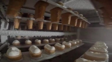 Dondurma üretimi. Otomatik dondurma üretimi. Otomatik dondurma üretim hattı.