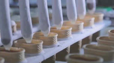 Dondurma üretimi. Otomatik dondurma üretimi. Otomatik dondurma üretim hattı.