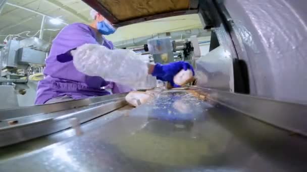 Egy Szállítószalagon Dolgozó Munkás Jégkrémet Rak Fagylaltgyártás Gyárban Dolgozz Szállítószalagon — Stock videók