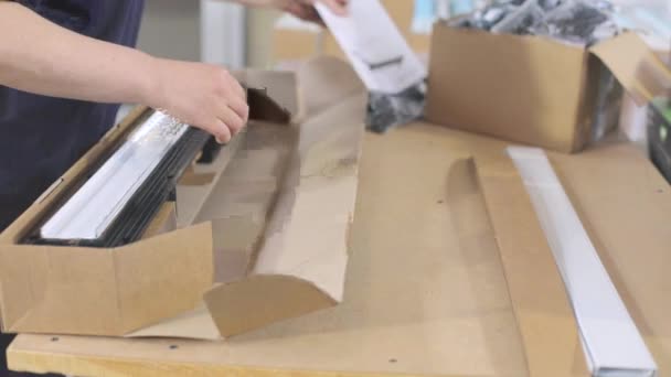 Verpackung Von Kunststoffteilen Einer Schachtel Der Arbeiter Legt Die Ware — Stockvideo