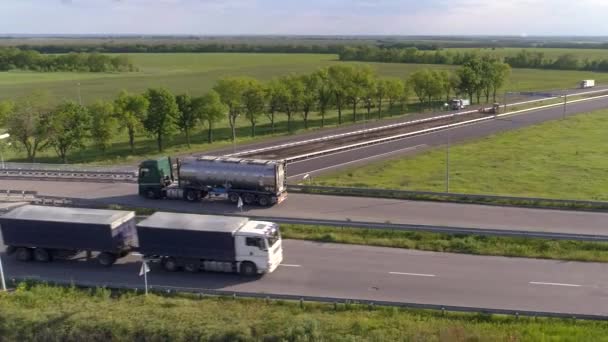 卡车在高速公路上行驶 塞尔胡的观点 汽车沿着高速公路行驶 俯瞰全景 公路上的汽车交通 — 图库视频影像