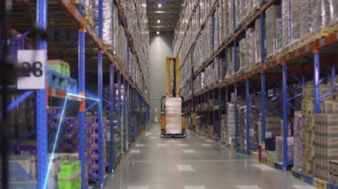 Depoda modern bir forklift. Modern teknolojilerin görselleştirilmesi. Grafikleri olan modern bir depoda forklift..