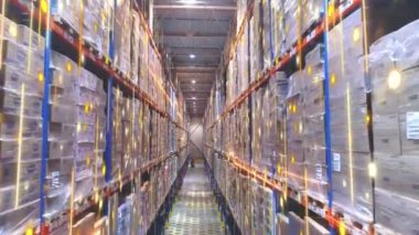 Depoda modern bir forklift. Modern teknolojilerin görselleştirilmesi. Grafikleri olan modern bir depoda forklift..