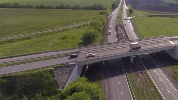 Transportowa Wymiana Autostradzie Duża Droga Widokiem Góry Samochodów Przy Dobrej — Wideo stockowe
