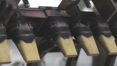 Gofret fincanı üretimi için konveyör hattı. Gofret fincanı üretimi için bir makine. Dondurma için gözleme kabı pişiriyorum.