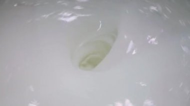 Sütü bir fabrikada miksere karıştırma işlemi. Fabrikada süt karıştırmak. gıda endüstrisi.